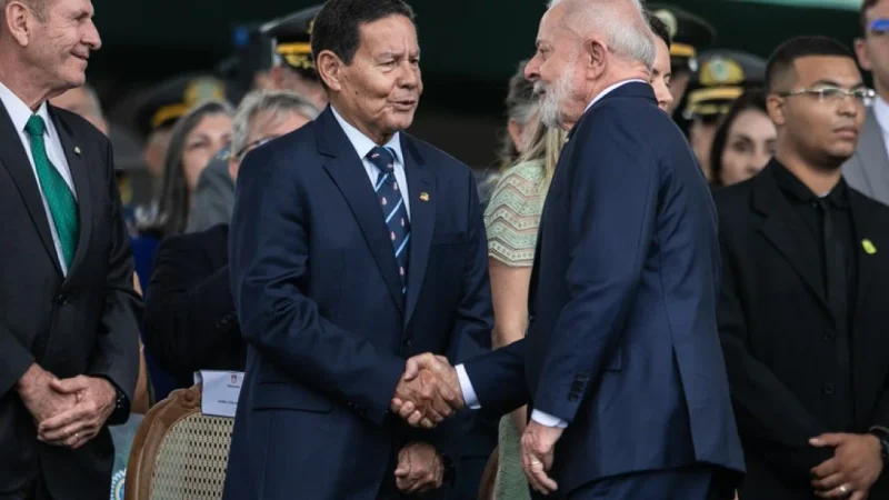 Conversa entre Lula e Mourão durante cerimônia militar revela articulação por projeto estratégico no Senado