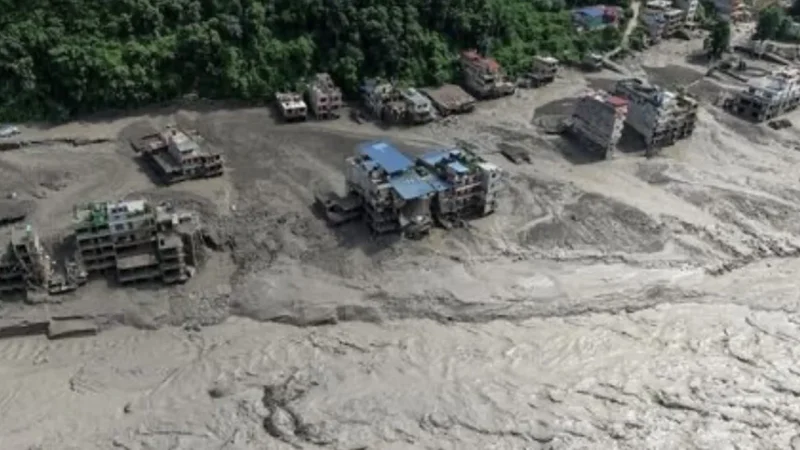 Inundações e deslizamentos deixam mortos e centenas de desaparecidos na fronteira entre Nepal e