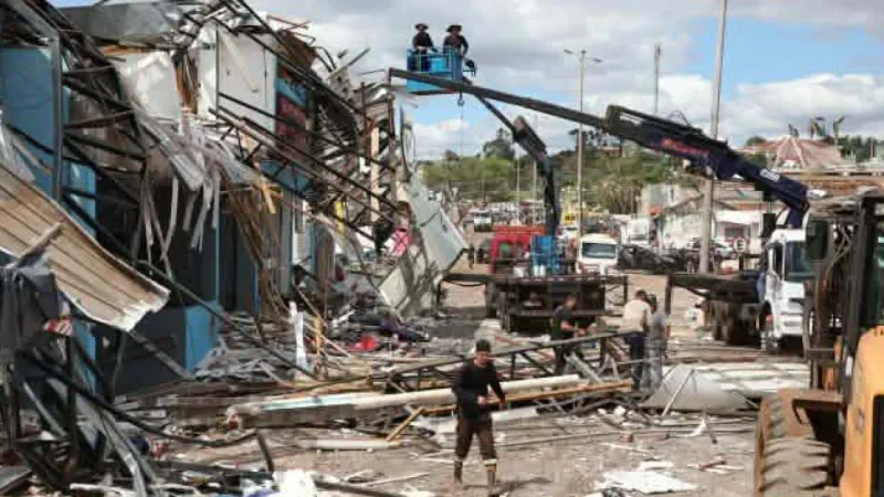 Tornado surpreende moradores e provoca danos
